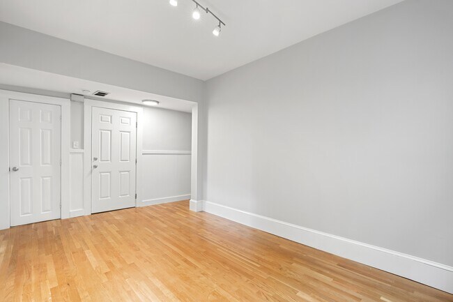 Building Photo - 72 Mozart St