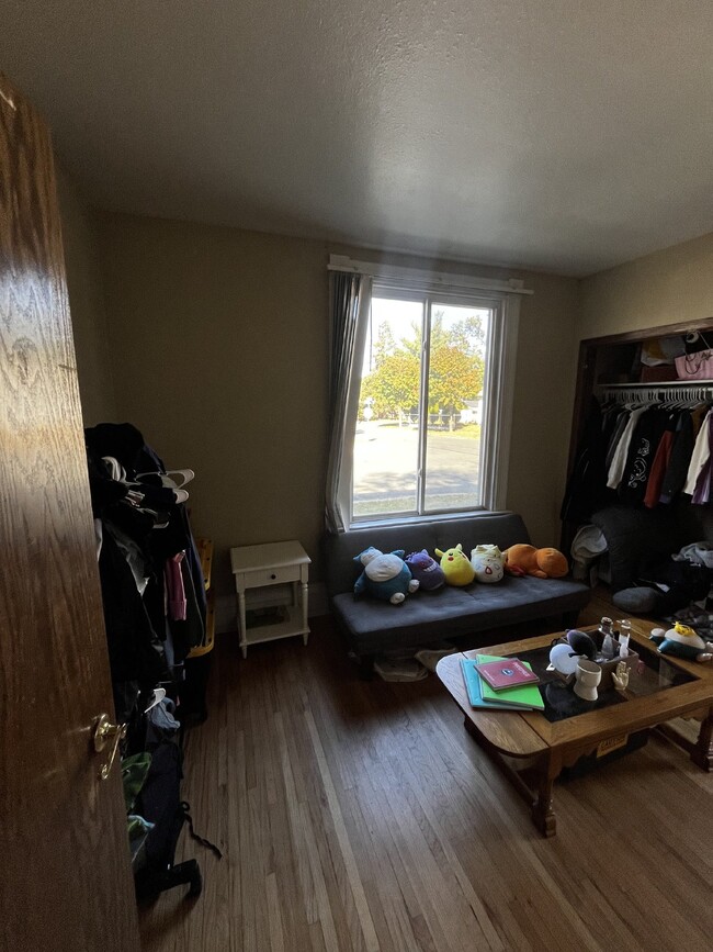 Building Photo - NO SECURITY DEPOSIT 4 bed 1 bath very clos...