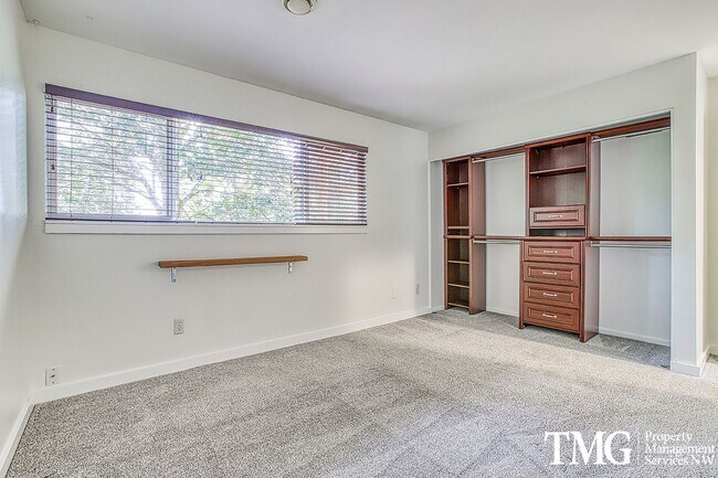 Building Photo - Inviting Townhome with Garage and Communit...