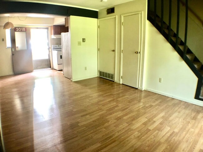 Building Photo - $1,200 - 2 Bed/1 Bath Private area near the Oval