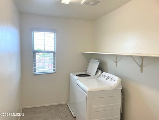 Building Photo - 9450 N Andrina Dr