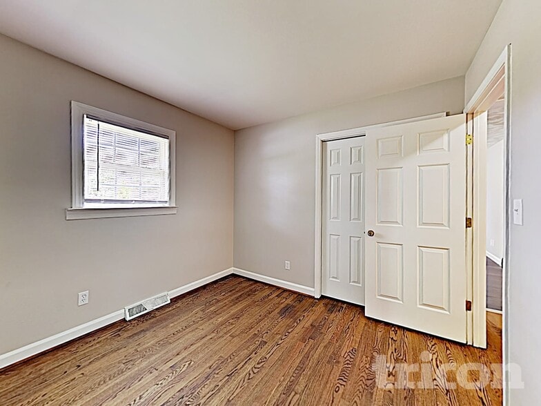 Building Photo - 4300 Oak Forest Dr