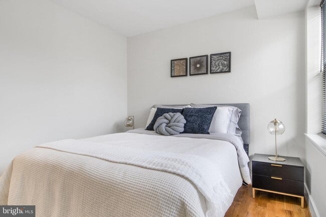 Building Photo - 417 18th St NE