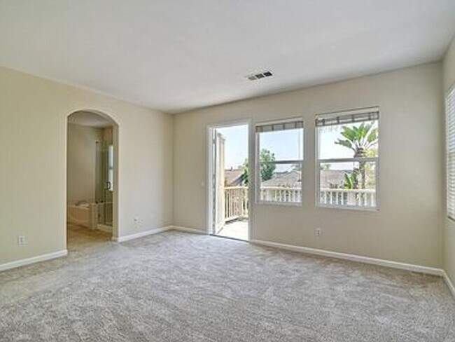 Building Photo - Stylish Torrey Santa Fe Living – 4 Bed, 2....