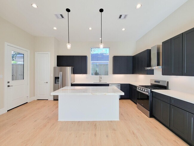 Building Photo - 5613 Leonard St