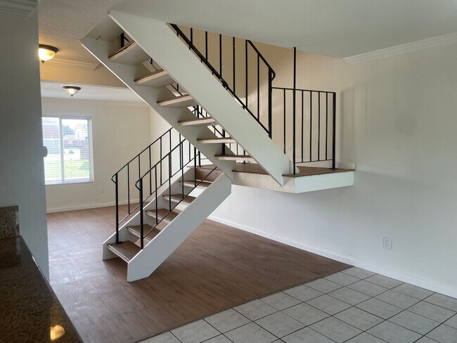 Building Photo - 3 Bedroom, 1.5 Bath Home in Parkway Neighborhood