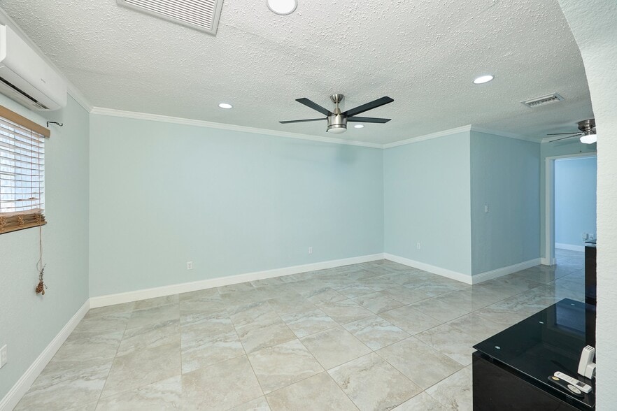 Building Photo - 6804 N Hubert Ave