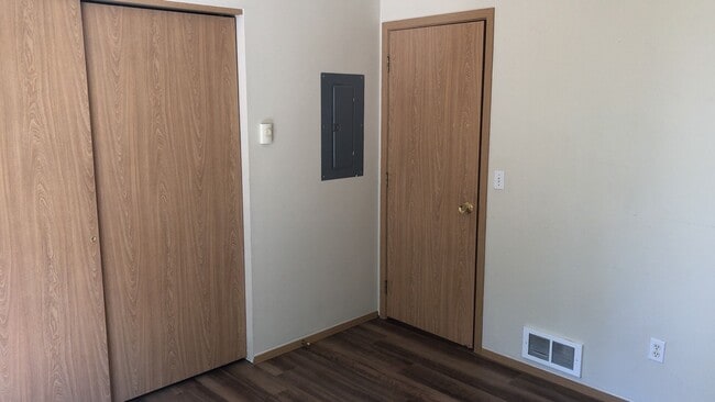 Building Photo - 305 NW Parr Dr