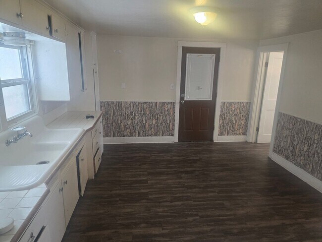 Building Photo - 921 N Maple Ave