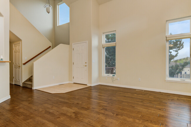 Grand Entry w/Cathedral Ceiling - 2162 Alpine Shadows Vw