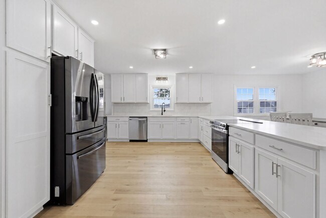 Building Photo - Stunning 4-Bedroom Waterfront Retreat with Modern Upgrades & Lake Living.