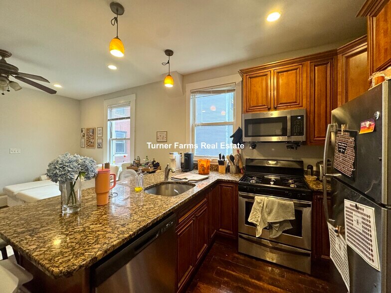 Building Photo - 717 Parker St