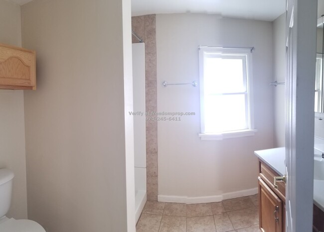 Building Photo - Centrally located 3 Bedroom 1 3/4 Bath wit...