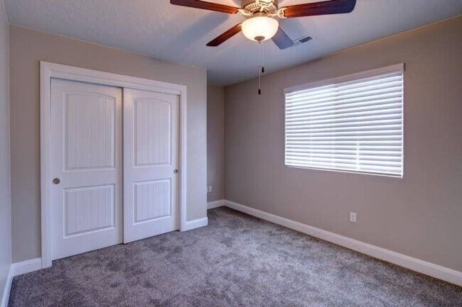 Building Photo - Newer townhome in Cedar City!