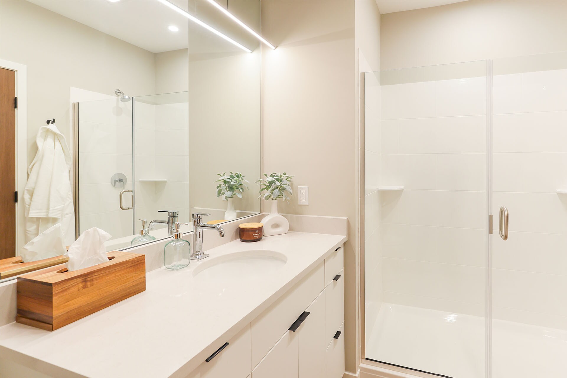 Building Photo - 2630 N Hackett Ave