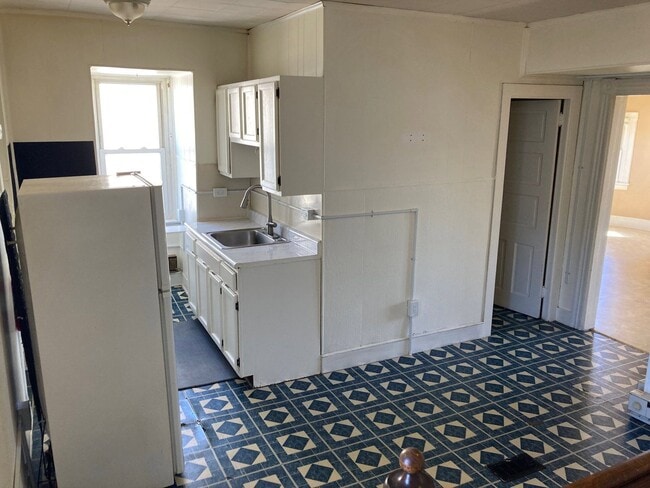 Building Photo - 325 W Lemon St