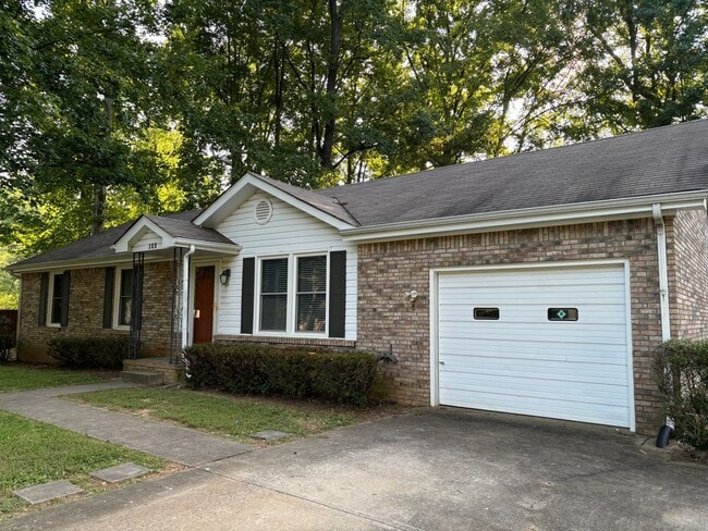 Primary Photo - 171 W Regent Dr