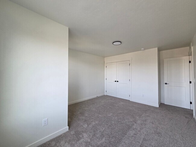 Building Photo - Modern New-Build Duplex in Payette