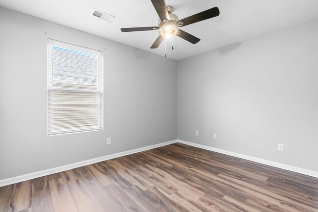 Building Photo - 305 Spring Valley Ln