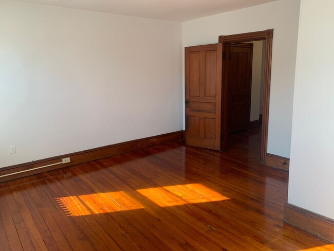 Building Photo - Spacious Duplex with hardwood floors and g...