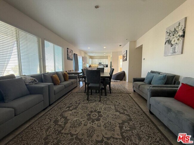 Building Photo - 719 E Ave Q10