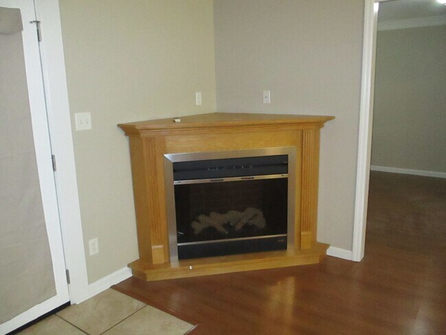 Building Photo - Spacious 2 Bedroom Townhome with Bonus Room & Private Backyard