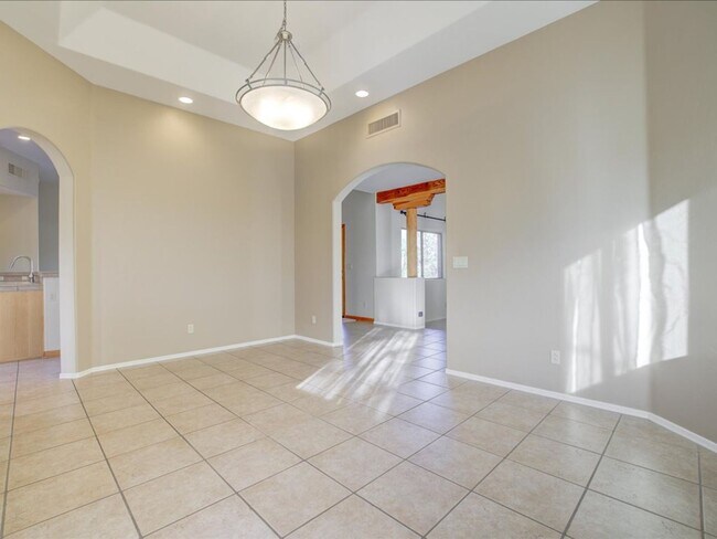 Building Photo - 4 Bedroom 4 Bathroom