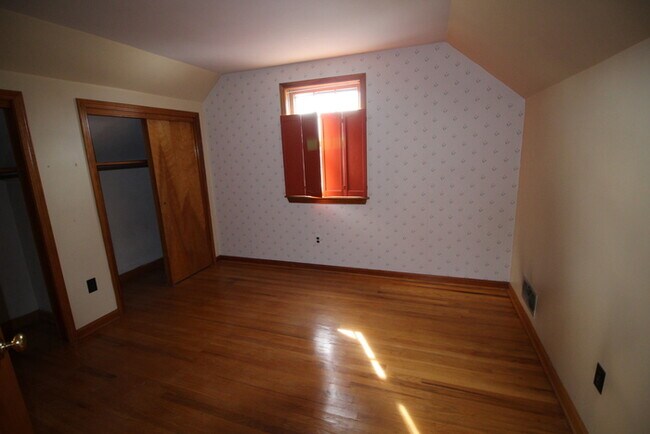 Building Photo - Three bedroom home off S Pope Lick Rd
