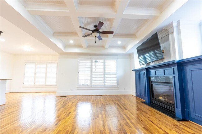 Building Photo - 2288 Oakview Rd NE