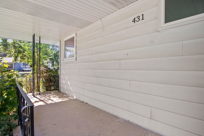 Building Photo - 431 Parkside Dr