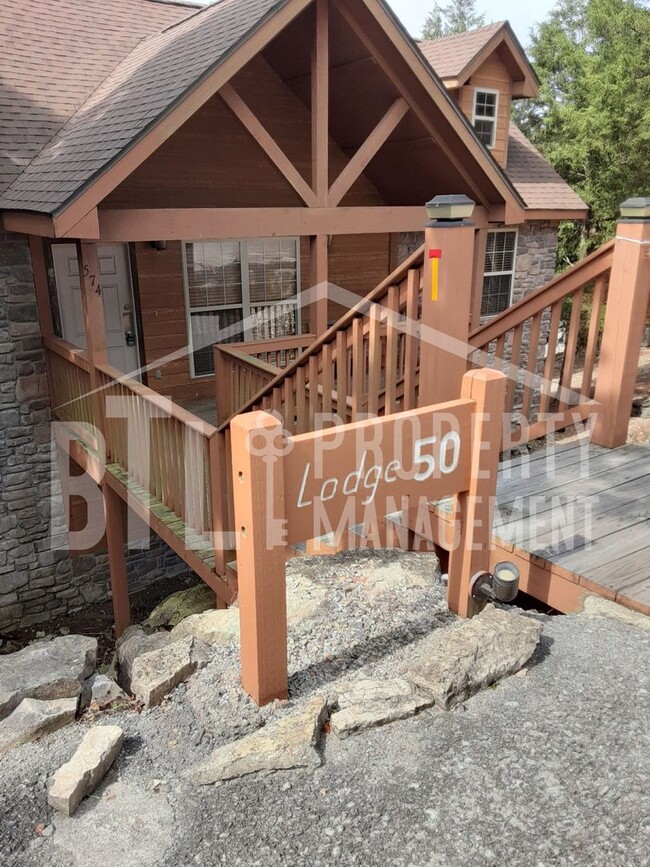 Building Photo - Gorgeous Lodge in Gated Community!