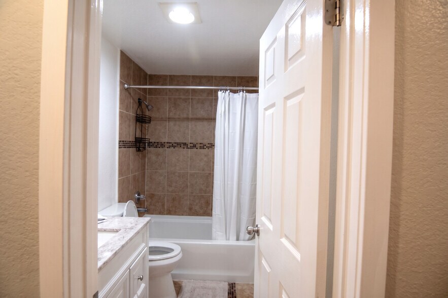Building Photo - 16817 Larch Way
