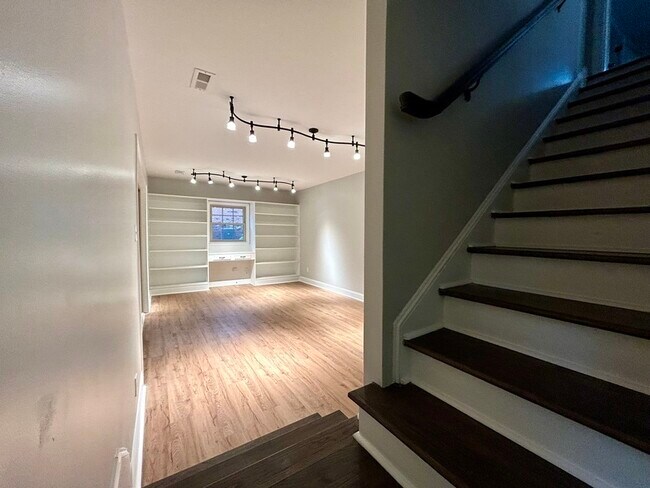 Building Photo - 5922 Amity Pl