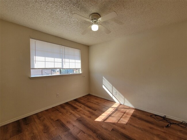 Building Photo - 1324 Bluffview Dr