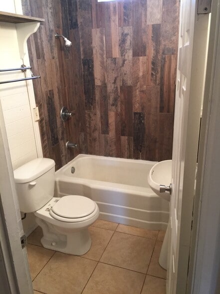 Building Photo - 13304 NE Glisan St