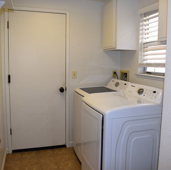 Building Photo - 9435 Soaring Oaks Dr