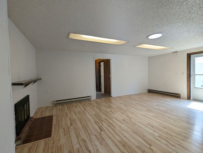 Building Photo - Nice 3-Bedroom, 1-Bath Duplex in Eugene!