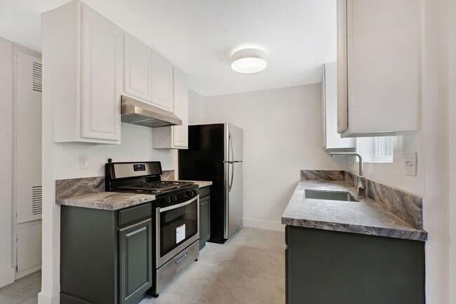 Building Photo - 2 Bed / 1 and 1/2 Bath Townhouse in Highla...