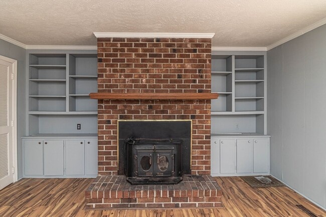 Building Photo - SPACIOUS Brick Home ~ Great location close...