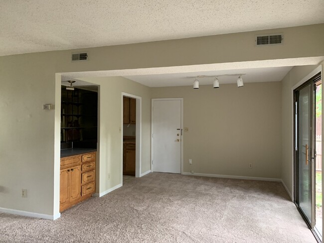 Building Photo - Beautiful townhome with 1 car garage and p...