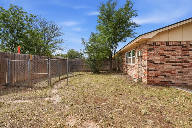 Building Photo - Space, Style, and 2 Bedrooms: South Lubbock Steal!