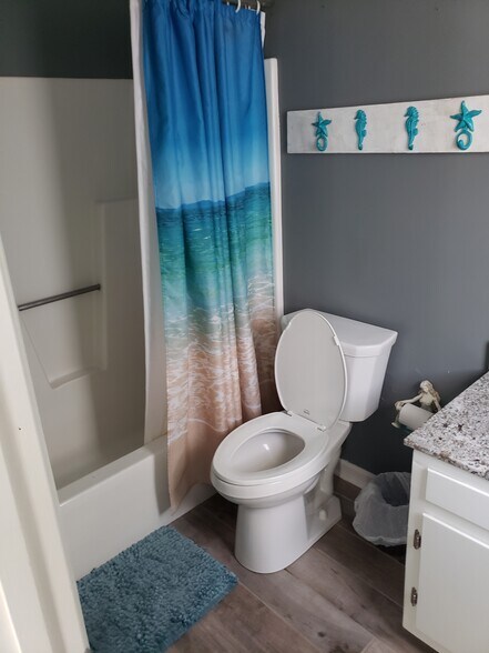 A master bd bath - 1207 Fort Fisher Blvd N
