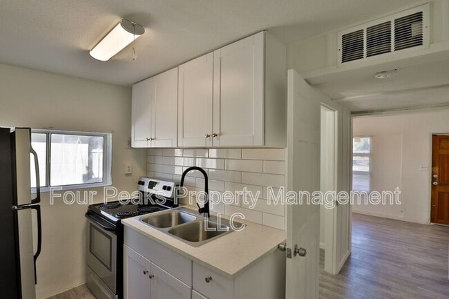 Building Photo - 102 E Hatcher Rd