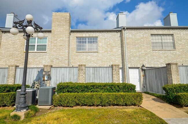 Building Photo - 306 Wilcrest Dr