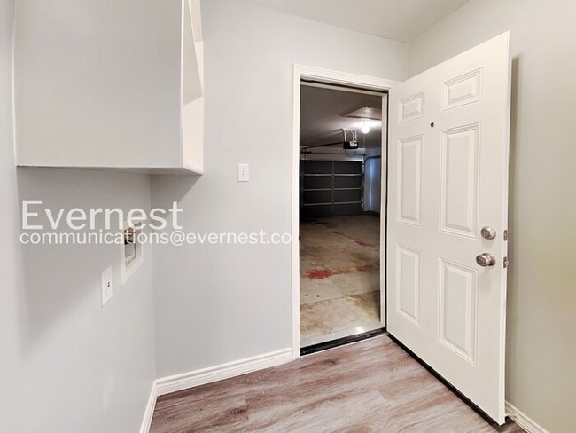 Building Photo - 4 Bed/2 Bath Home with Fenced Yard and Attached Garage / 4 Bed, 2 Bath / Pet-friendly / Available...