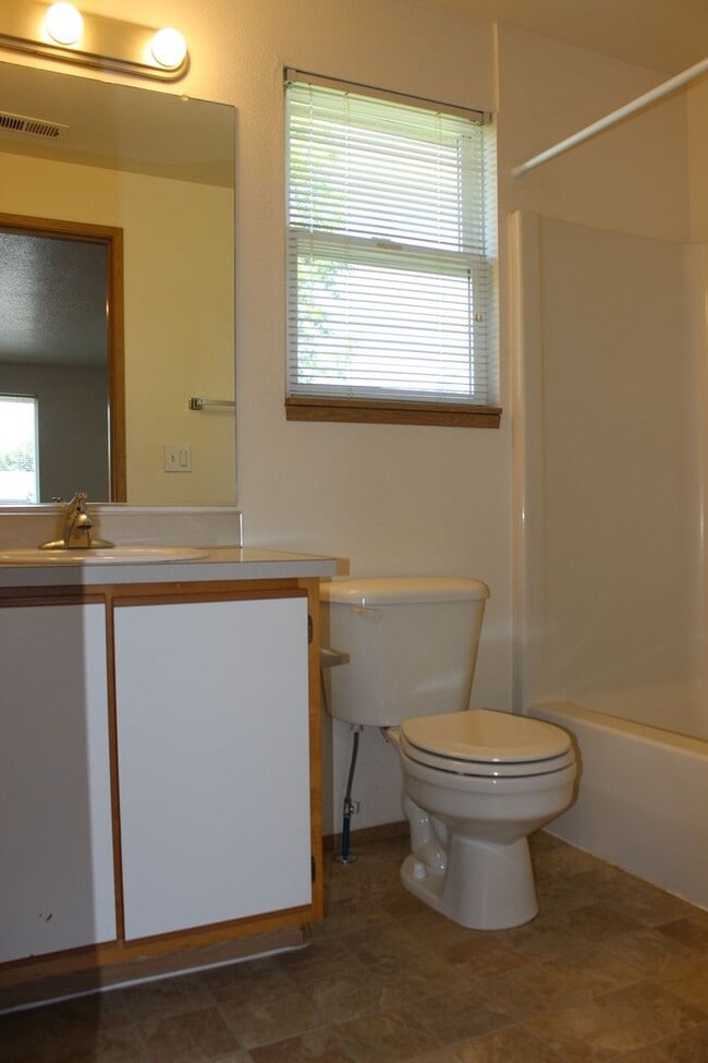 Building Photo - 3 bedroom, 2 1/2 bath home in quiet Scappoose neighborhood near parks