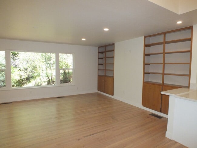 Building Photo - Remodeled 3/2 Placerville home near downtown and Marshall Medical!