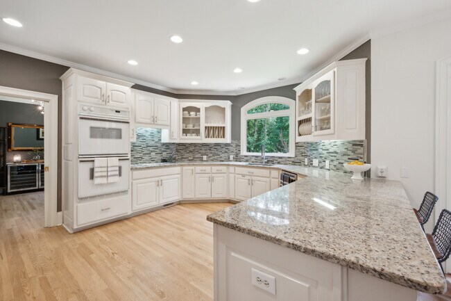 Kitchen - double ovens, microwave and coffee station - 510 Newburgh Way