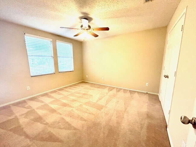 Building Photo - 3516 Clydesdale Dr