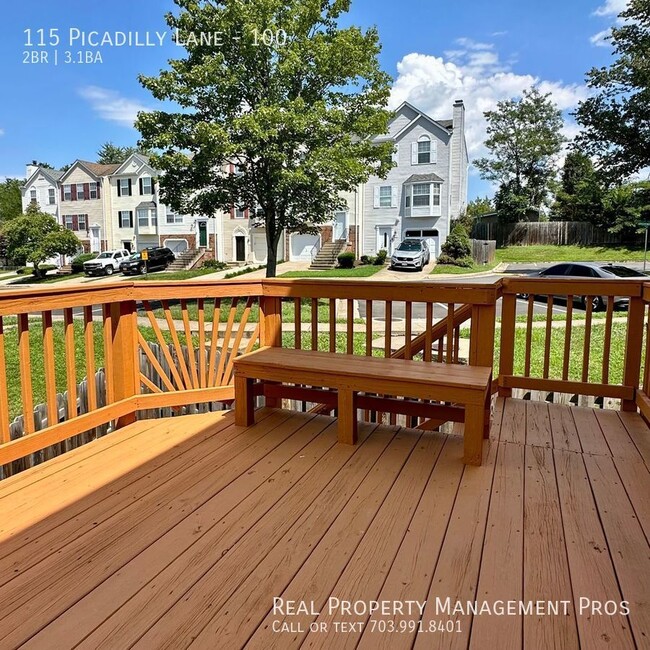Building Photo - Spacious 3-Story End-Unit Townhome in Prim...